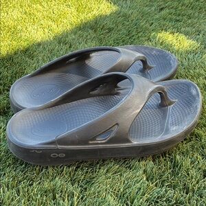 OOFOS Black Comfort Flip Flops